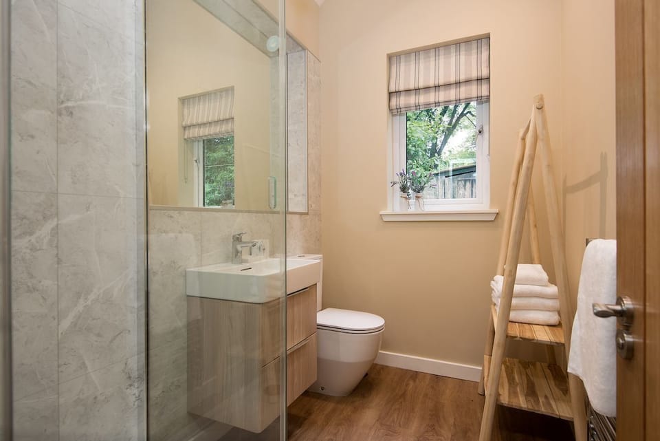 The Coach House, Kingston - shower room with walk-in shower, WC and basin, which sits off the utility room