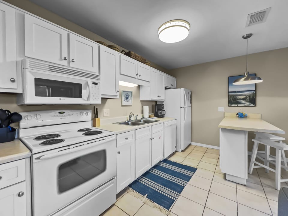 Townhome, 1 Bedroom | Private kitchen | Fridge, oven, coffee/tea maker, toaster