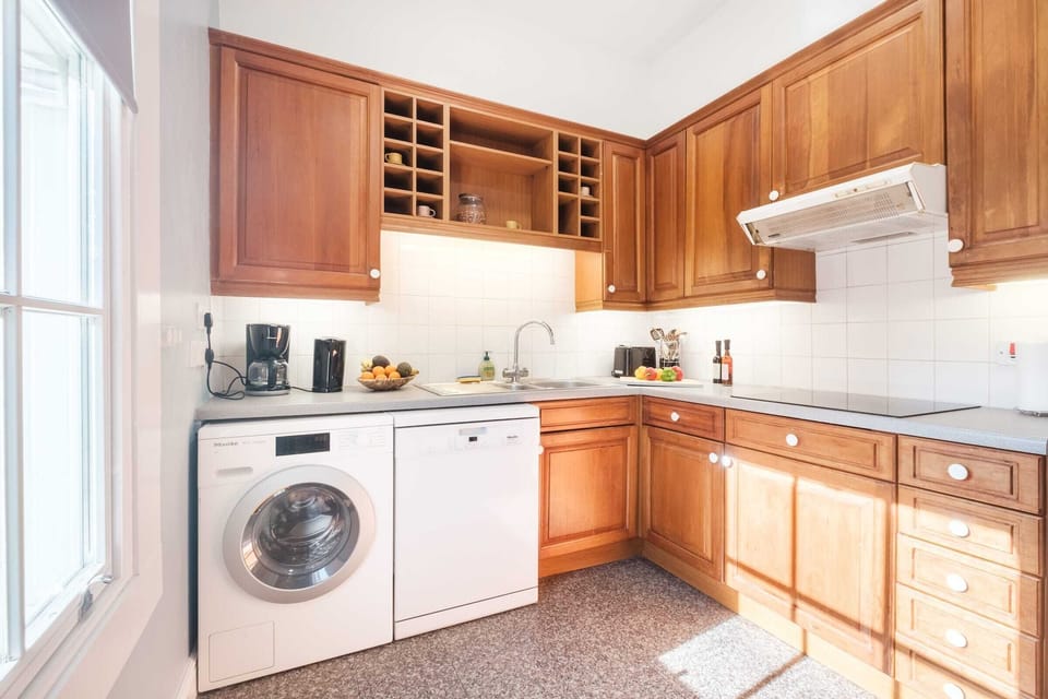 The full equipped kitchen has everything you need to prepare a meal at home/