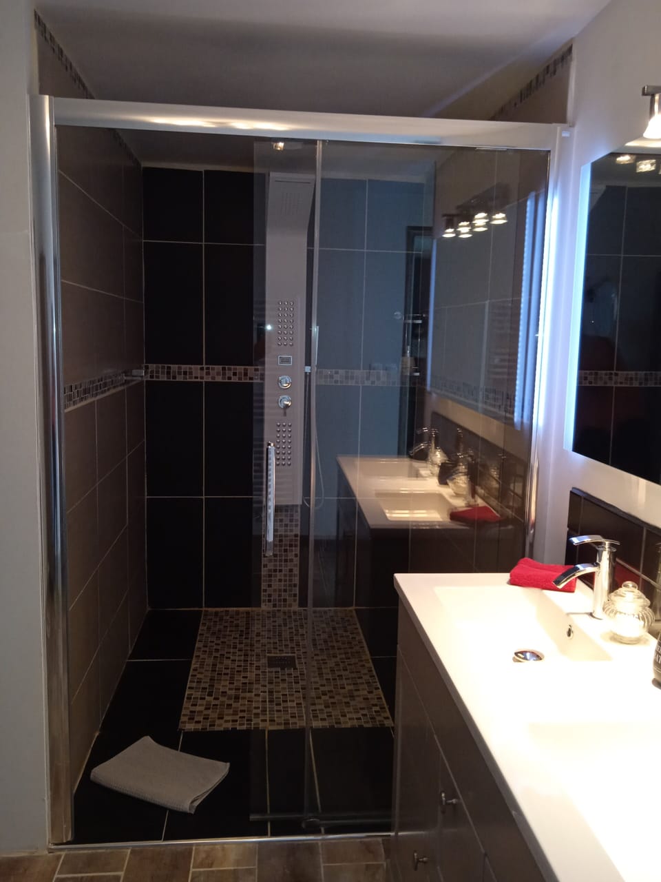 Basic Double Room | Bathroom | Shower, rainfall showerhead, hair dryer, towels