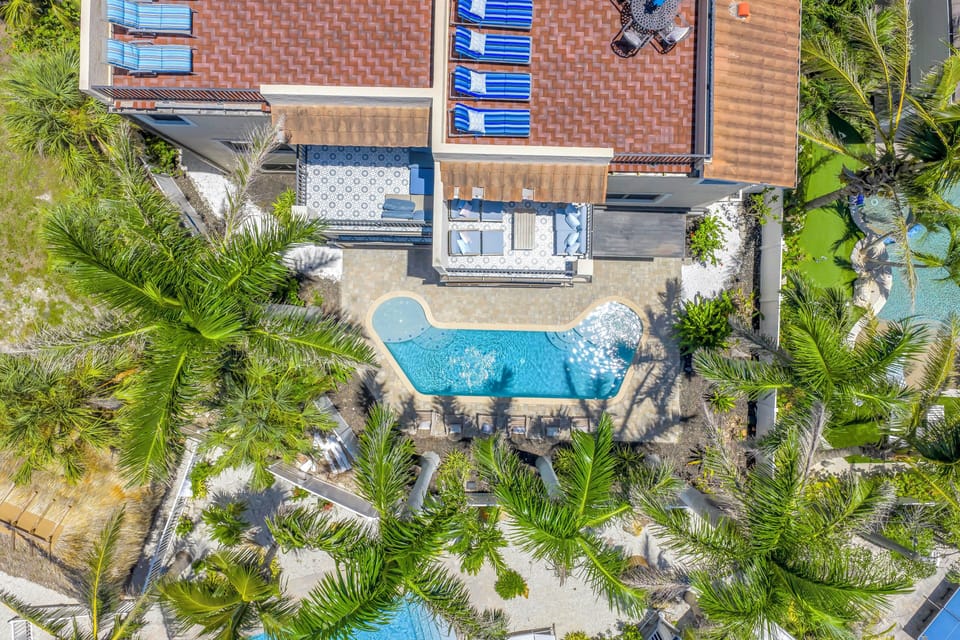 Pool, rooftop terrace and 8 balconies surrounded by Royal Palms.