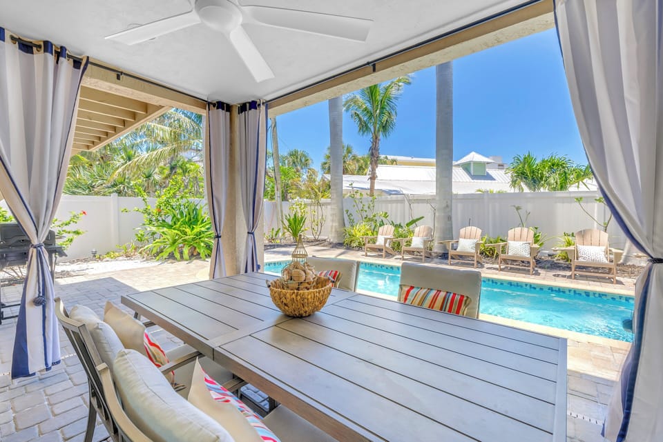 Siesta Key | 4BR – Poolside Dining
