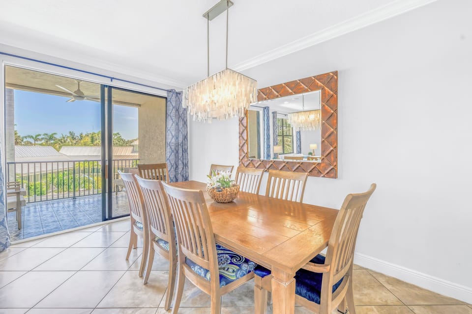 Siesta Key | 4BR – Bright Dining Area