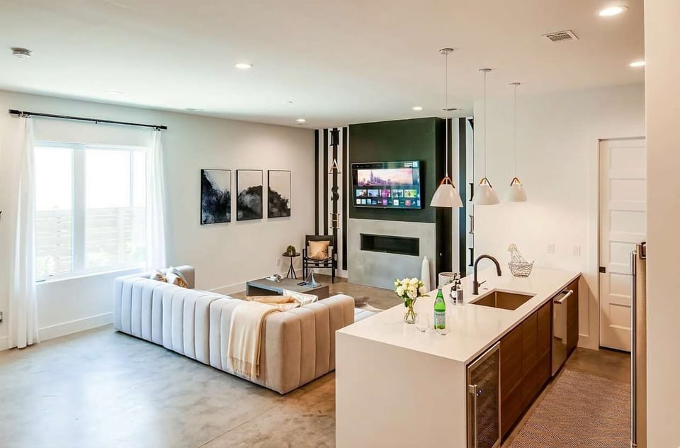Welcome to your elegant Downtown Nashville retreat! This chic space is ideal for large groups to unwind after enjoying Music City. With luxurious comforts and stylish decor, you can relax and soak in the Nashville vibe with friends or family.