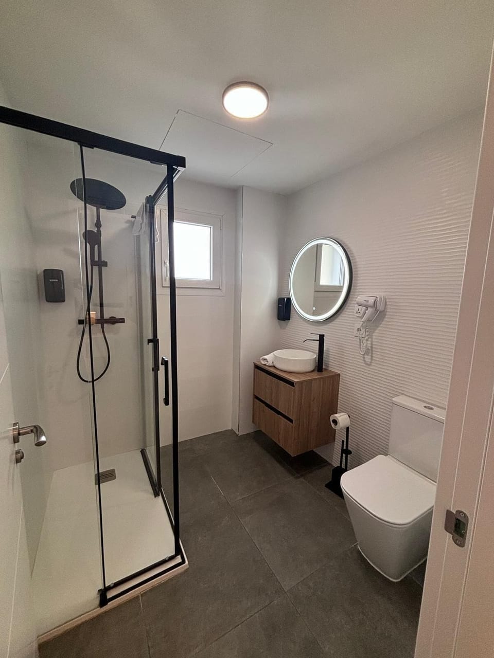 Basic Twin Room | Soundproofing, free WiFi, bed sheets
