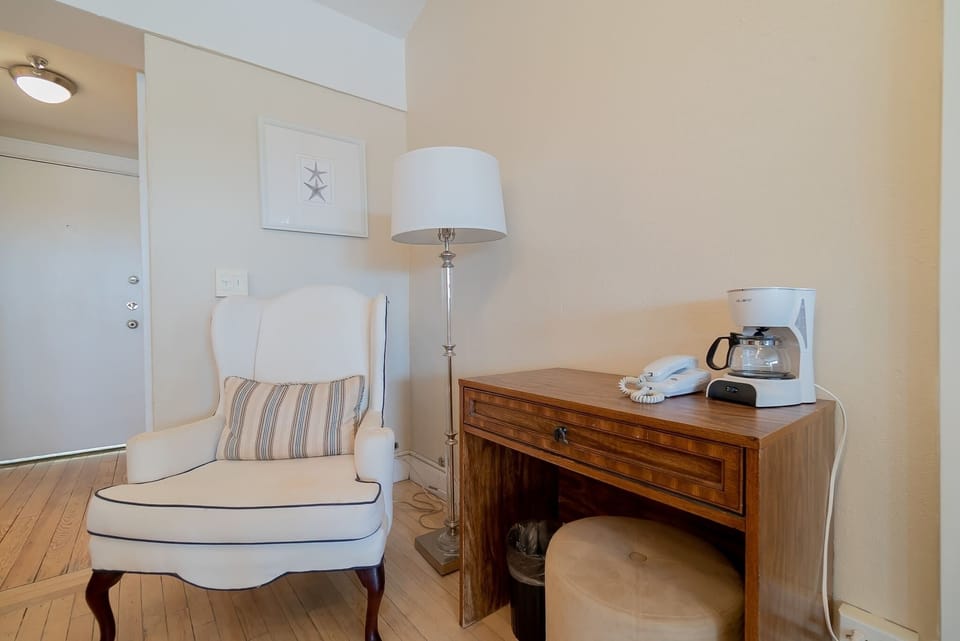 Lounge chair, workspace area