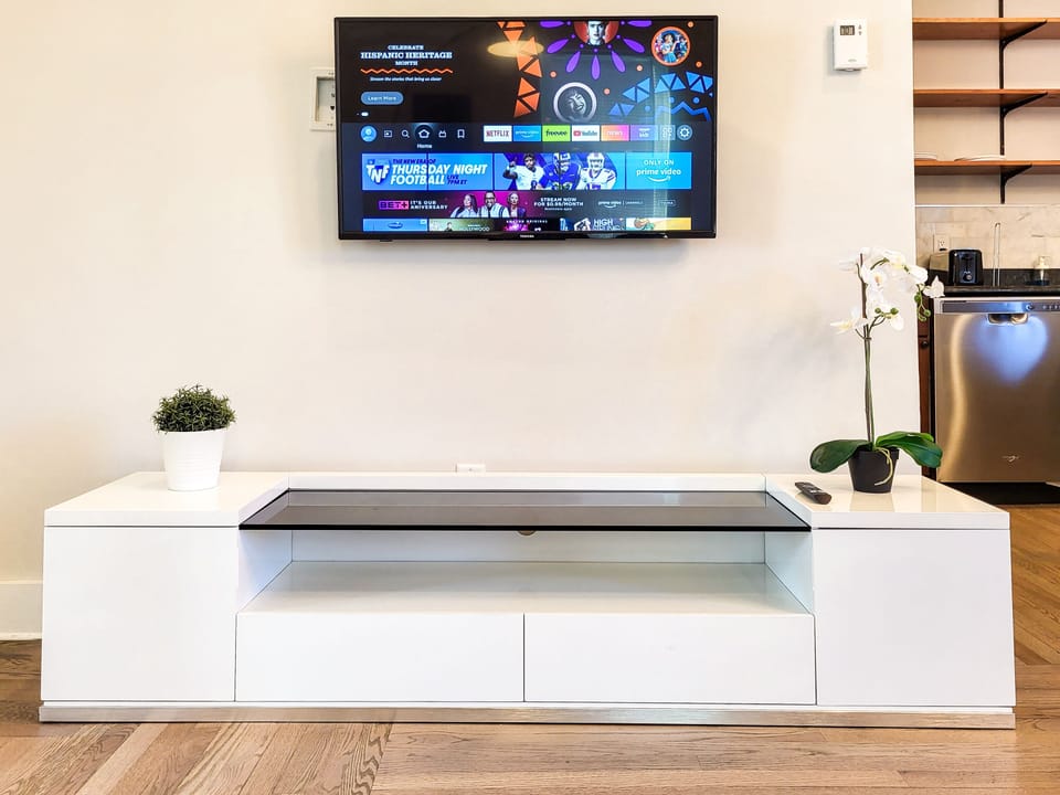 Smart TV with access to streaming sites such as Netflix, Hulu, etc.