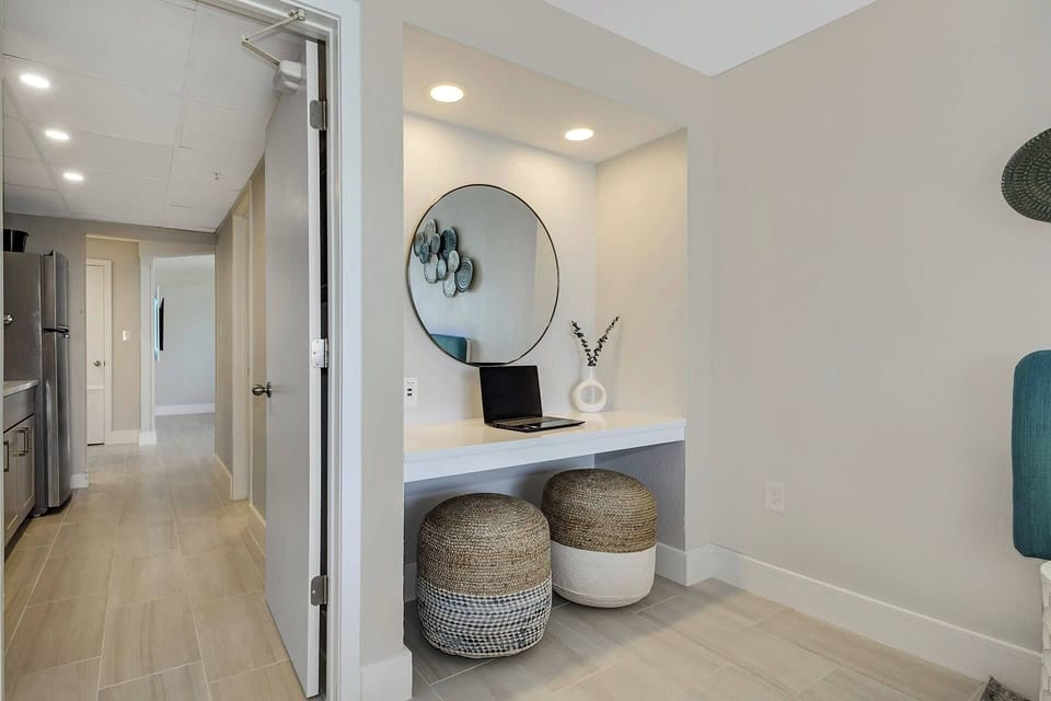 Perfect for unwinding after a day at the beach, this cozy area offers comfort and style, with easy access to the kitchen and bedroom.