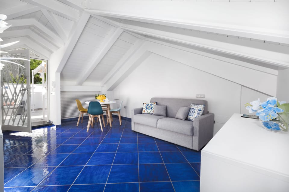 Design Apartment | Living area | 42-inch flat-screen TV with digital channels, TV
