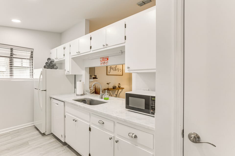 Kitchen | Equipped w/ Cooking Basics