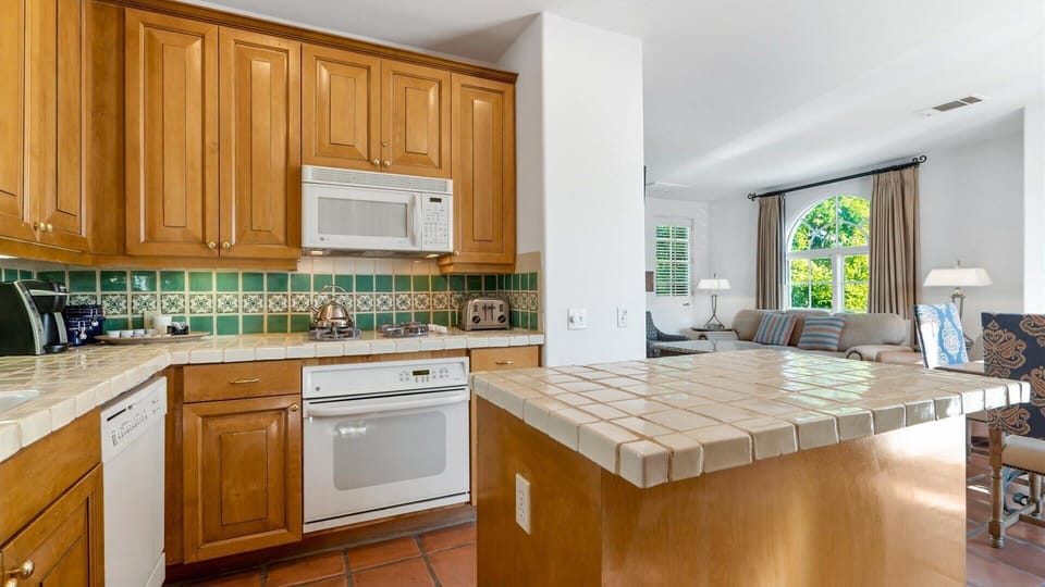 Kitchen w/ All Major Appliances