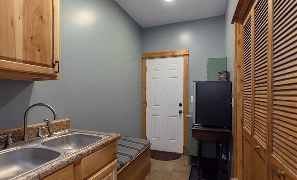 Laundry room w sink