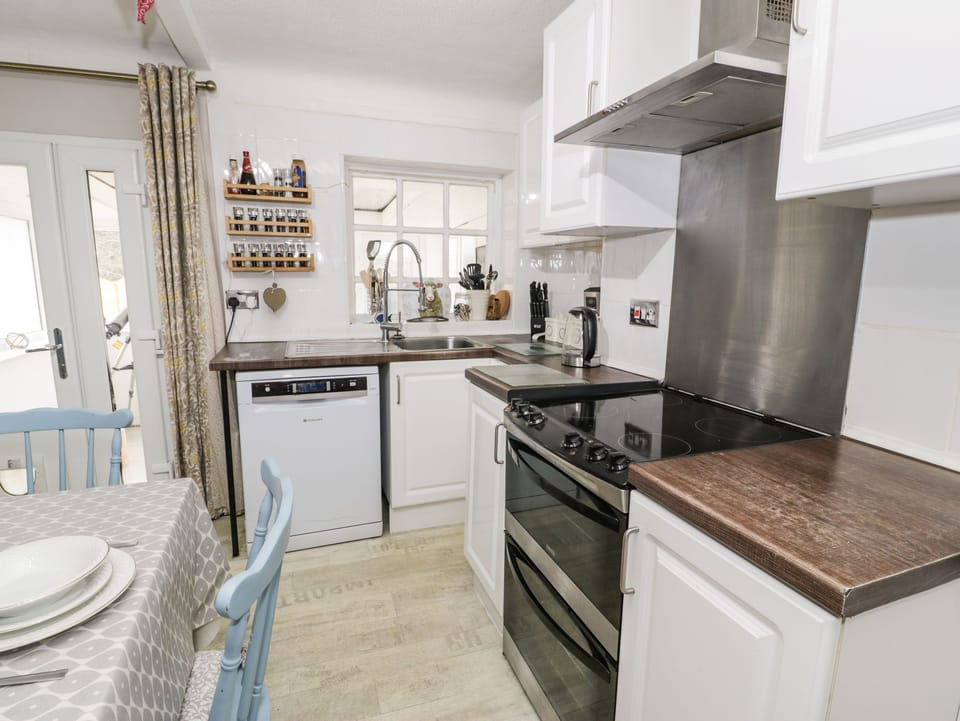 Cottage | Private kitchen | Fridge, dishwasher, electric kettle, toaster