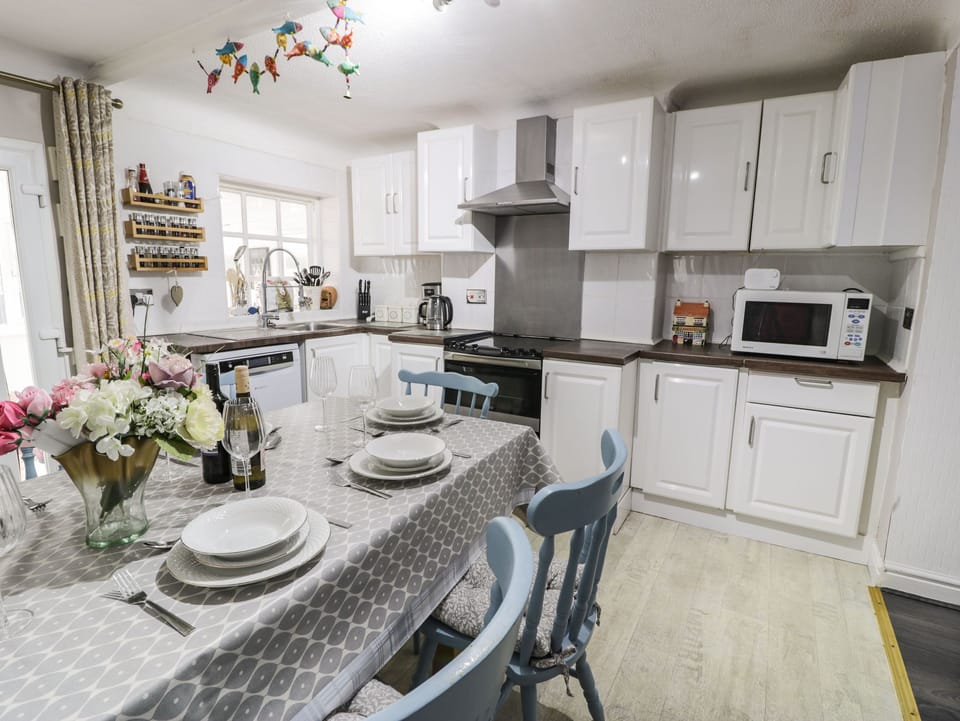 Cottage | Private kitchen | Fridge, dishwasher, electric kettle, toaster