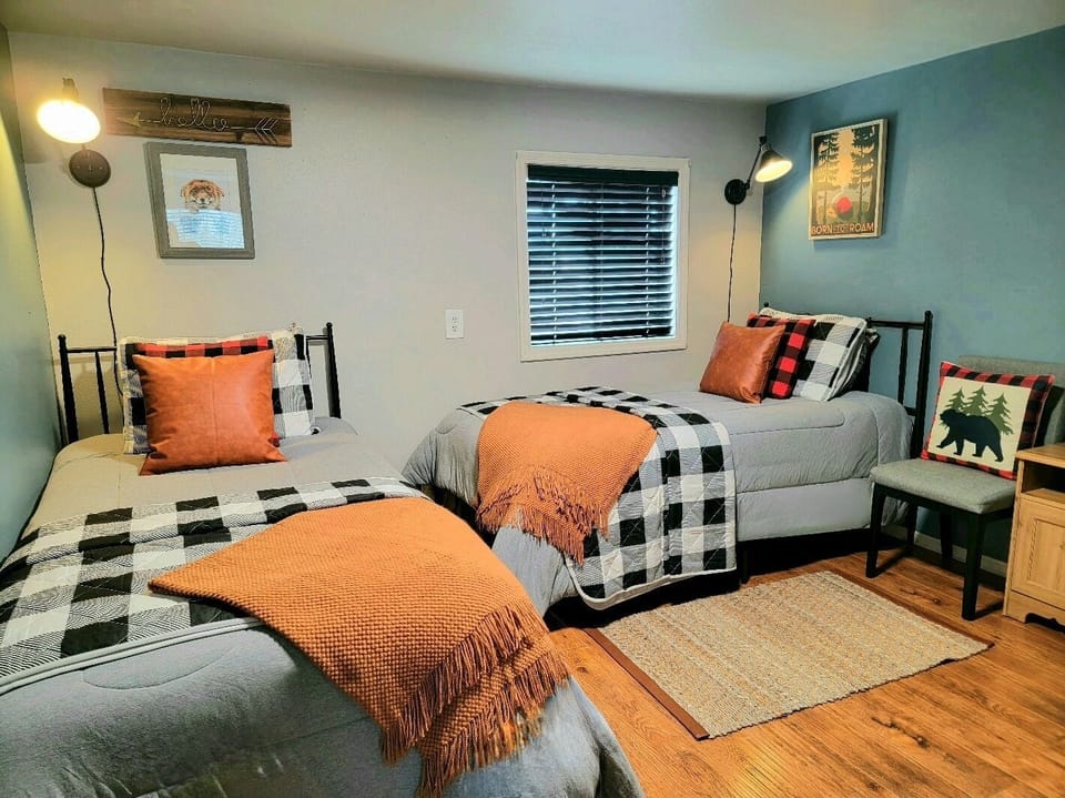 3RD BEDROOM: 2 comfy twin beds with a large closet for your luggage and clothES.