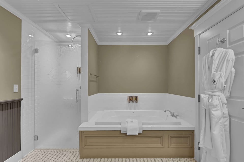 Junior Suite | Bathroom | Designer toiletries, hair dryer, bathrobes, towels