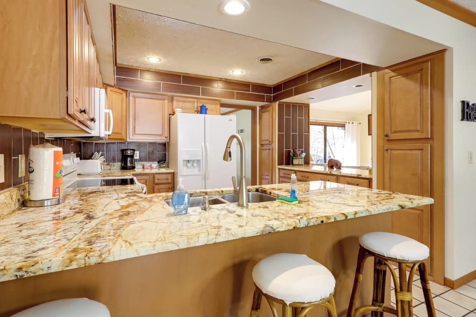 Kitchen | Dishware & Flatware | Blender | Crockpot | Complimentary Spices