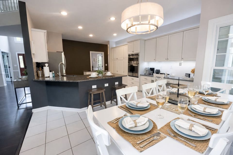 Seating for 8 Guests - Kitchen is Fully Stocked