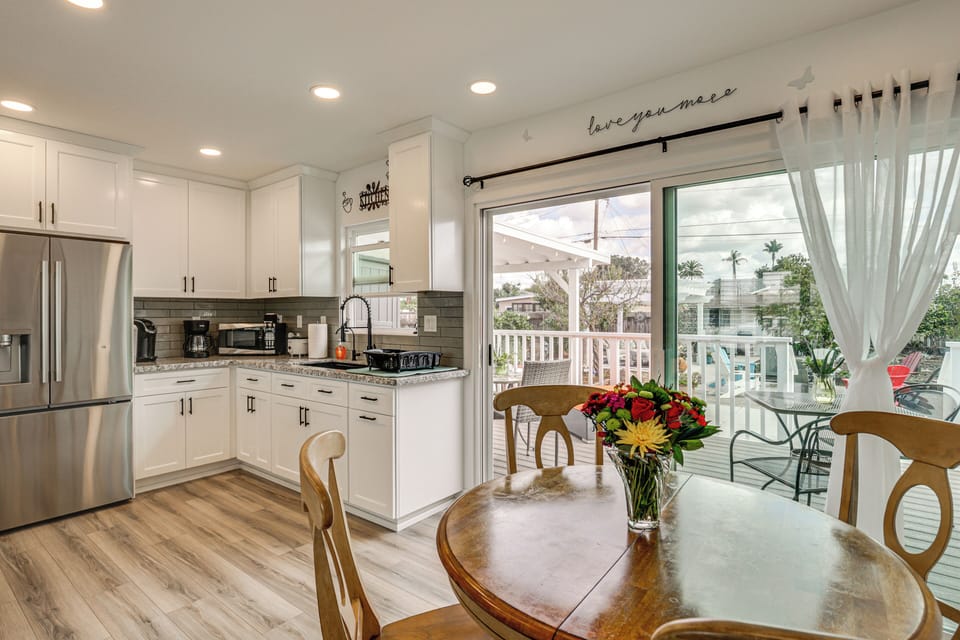 Dining Room | Dishware/Flatware Provided