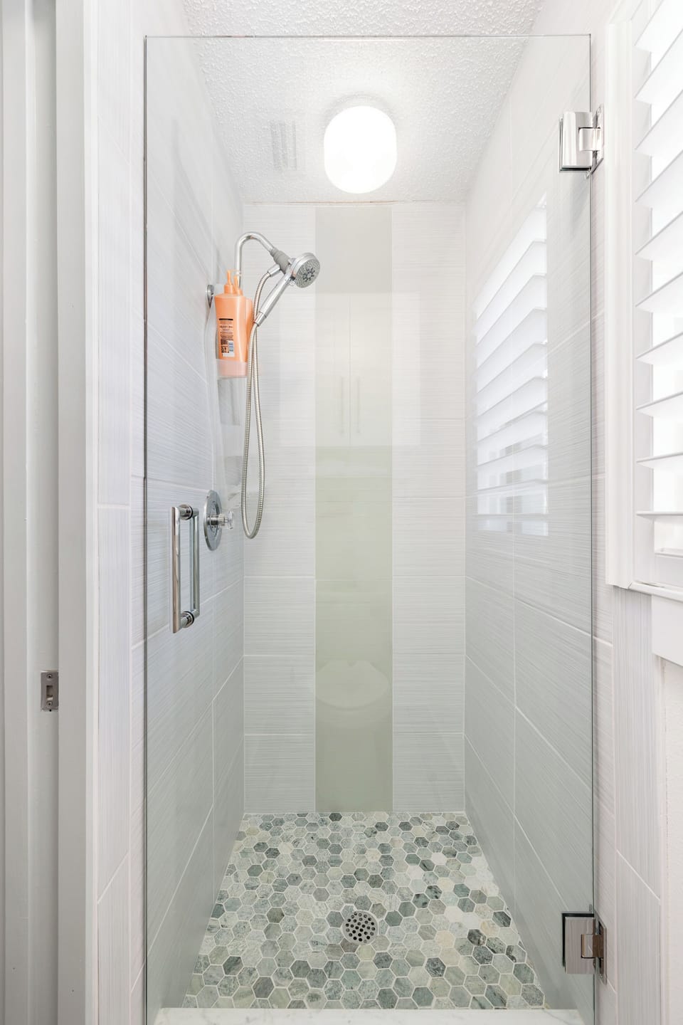2nd bath shower and toilet area