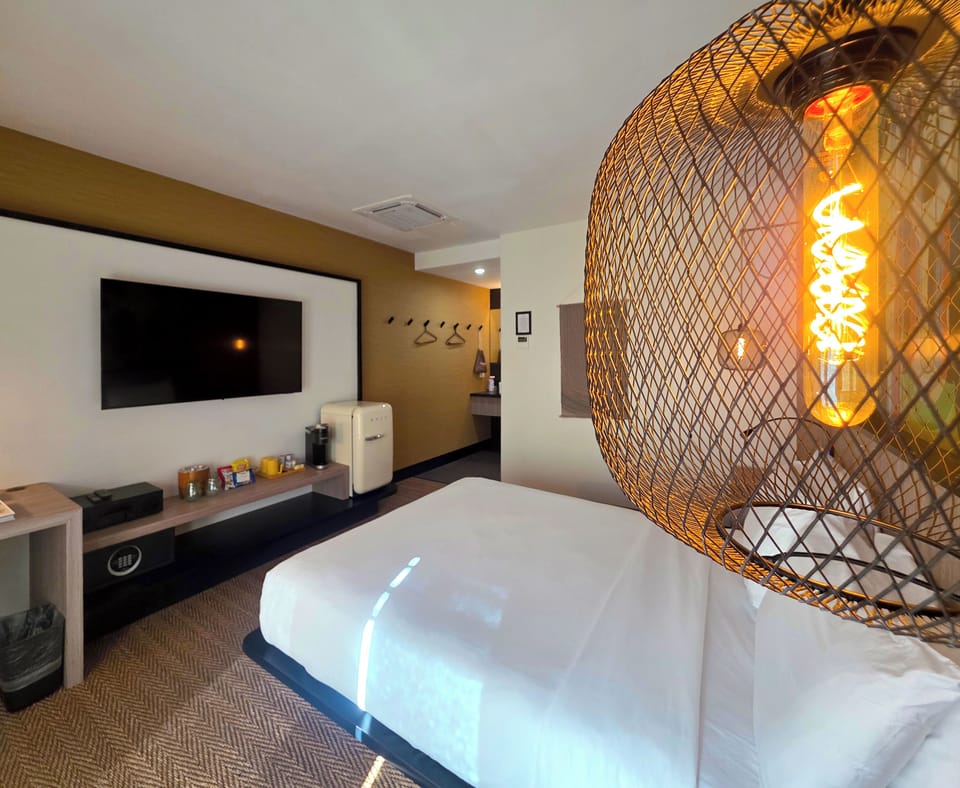 Sun Queen | Premium bedding, in-room safe, individually decorated