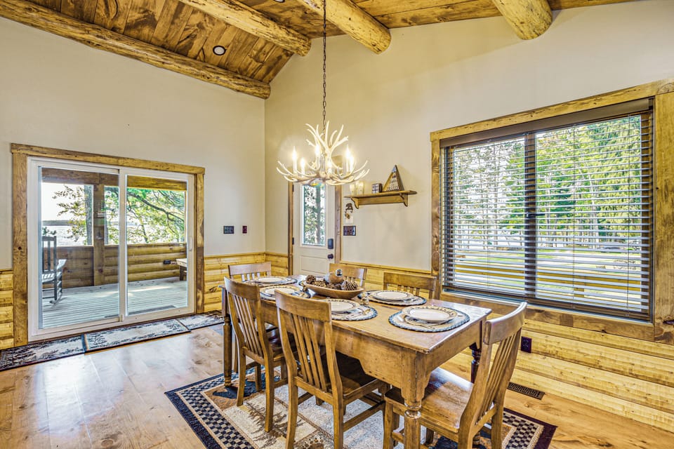 Kitchen & Dining Area | Free WiFi