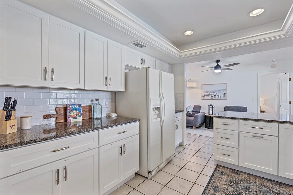 Plenty of counter space and storage for all of your favorite vacation snacks.