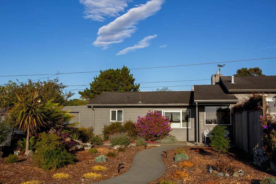 There are great hikes in 3 directions easily walkable from the property."-Guest
