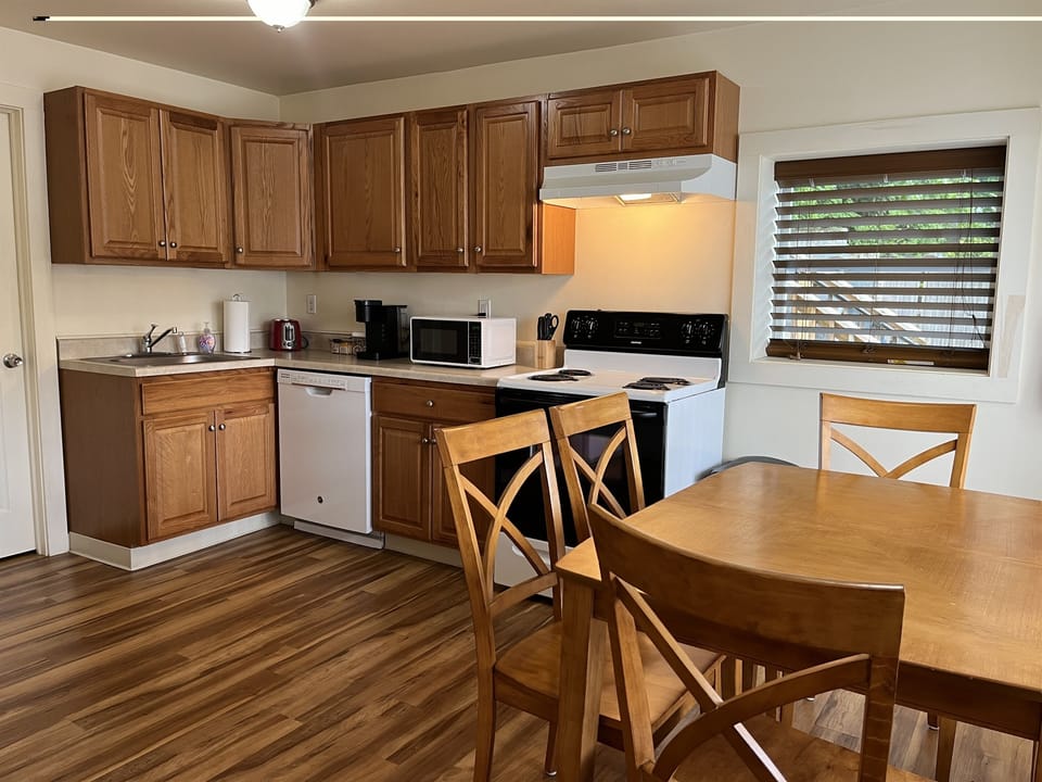 Eat-in kitchen