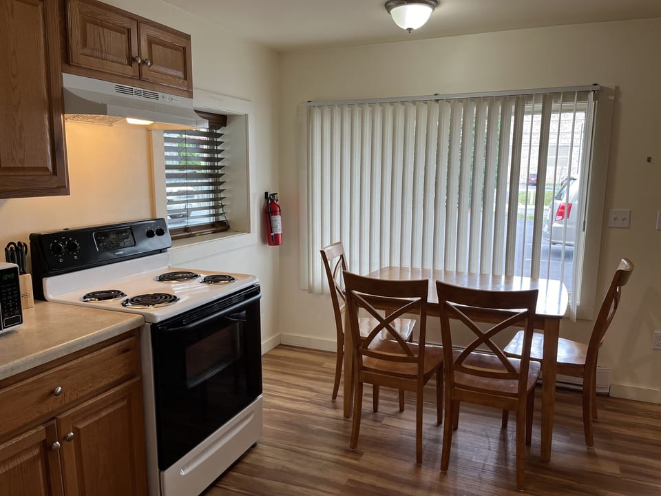 Eat-in kitchen