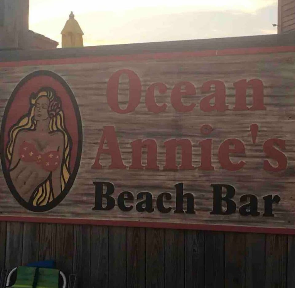 Beach bar / walking distance