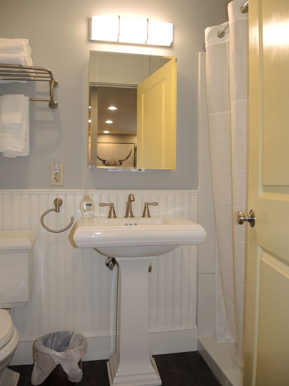 Creamery Apt 11 Bath w/ shower