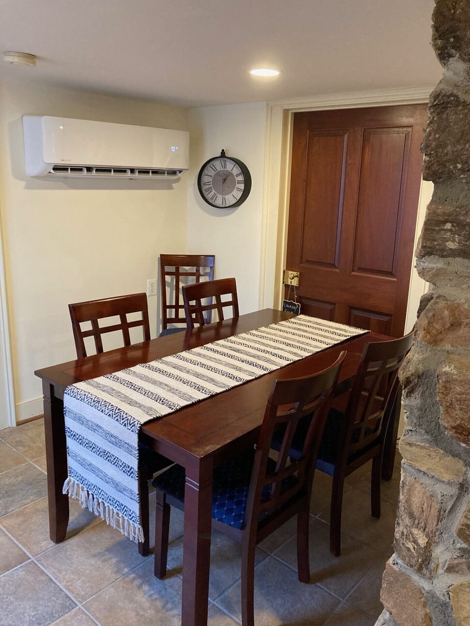 Dining room with 5 chairs