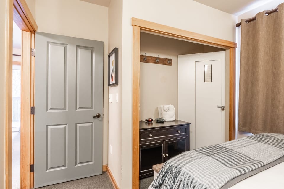Guest Bedroom - Bunk Bed ( twin over queen bed)