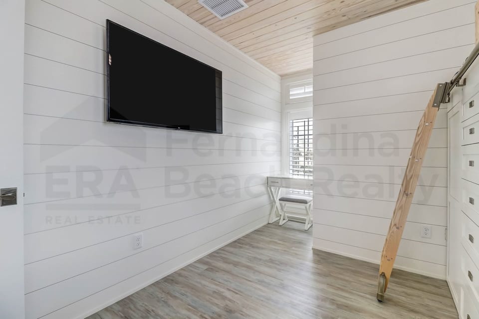Guest Bedroom #1/TV