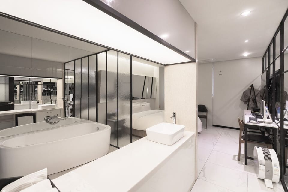 3D Mirror Room | Individually decorated, individually furnished, soundproofing, free WiFi