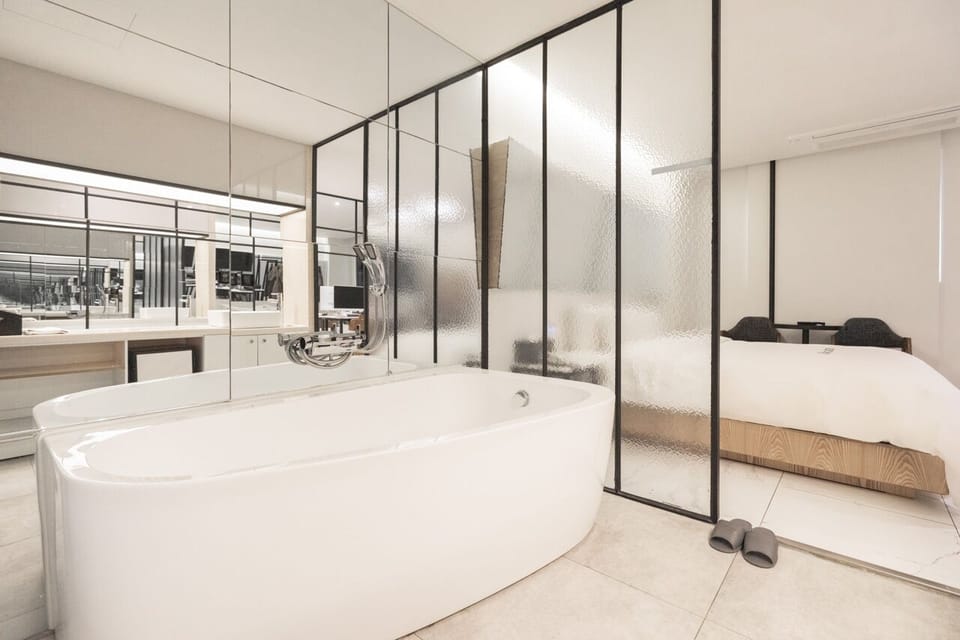3D Mirror Room | Bathroom | Separate tub and shower, hair dryer, bathrobes, slippers