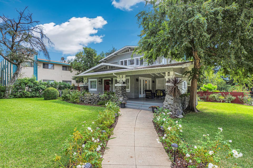 Gorgeous huge Craftsmen  house in the best location step to all restaurants 