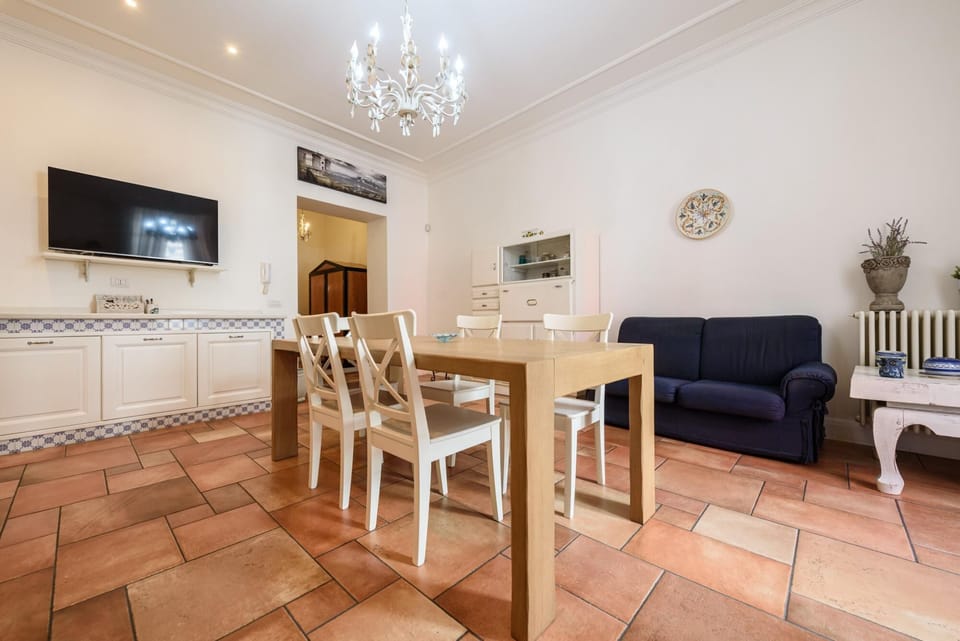 House | Private kitchen | Dining table