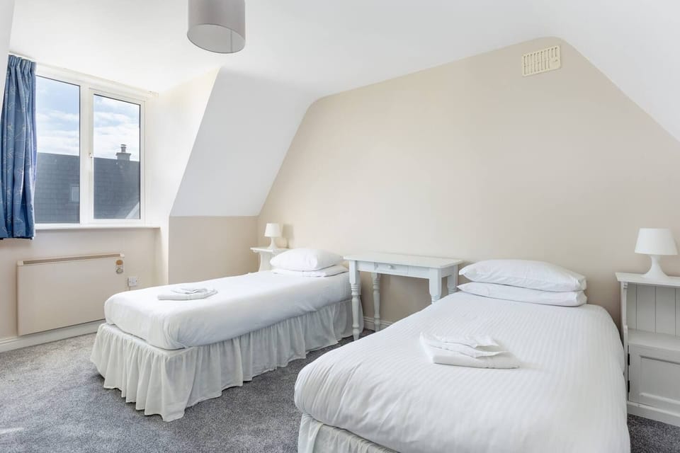 Twin Room (1)