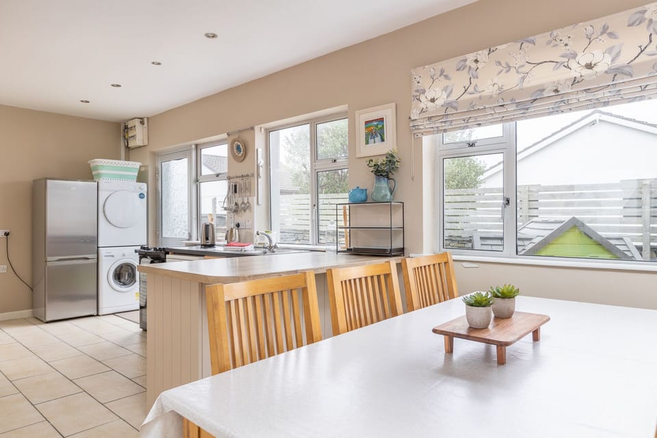 Seapark 7 Holiday home in Lahinch on the Wild Atlantic Way dining area and kitchan