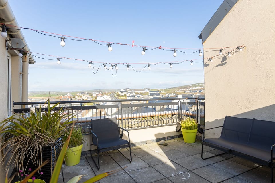 Front entrance of The Dell 18 overlooking Lahinch Golf Club (1)