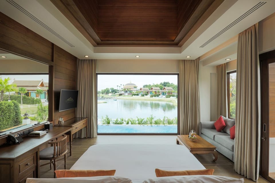 Luxury Double Room, 1 King Bed, Non Smoking | Free minibar items, in-room safe, desk, laptop workspace