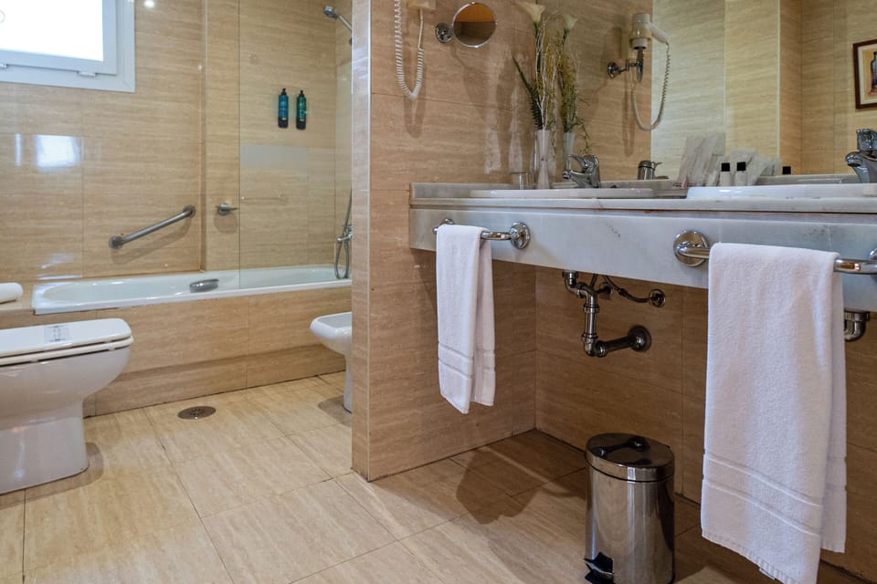 Junior Suite | Bathroom | Bathtub, free toiletries, hair dryer, bidet