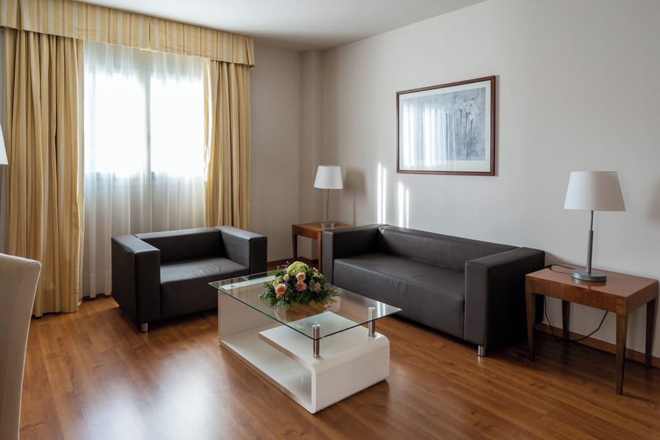 Junior Suite | Minibar, in-room safe, desk, blackout drapes