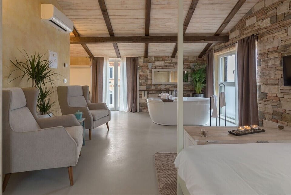 Deluxe Double Room | Free WiFi, bed sheets