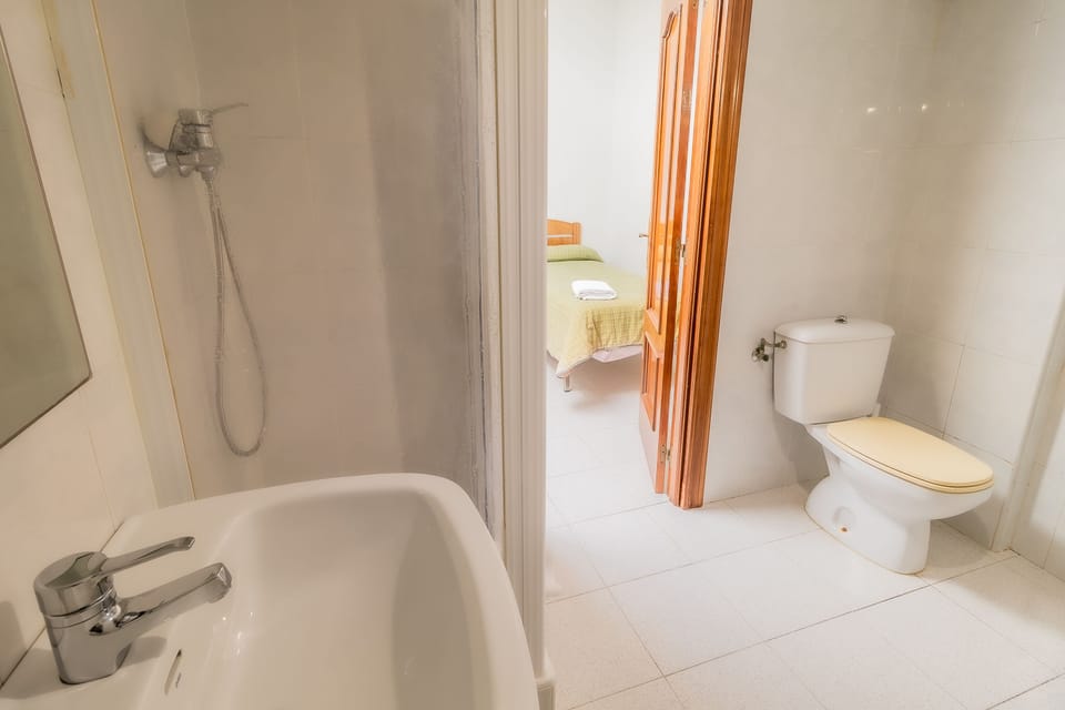 Single Room | Bathroom | Rainfall showerhead, towels, toilet paper