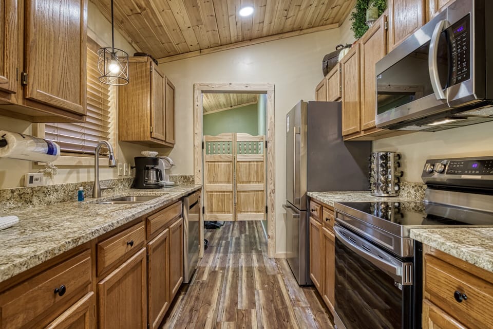 Cabin in the Smoky Mountains "A Paws Place" - Fully furnished kitchen with granite countertops