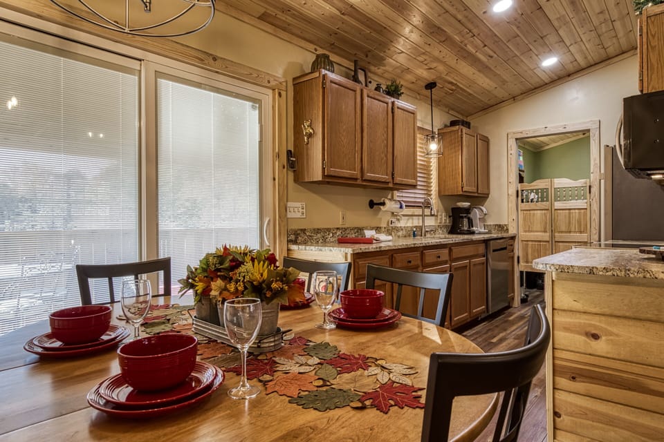 Cabin in the Smokies "A Paws Place" - Dining area and kitchen