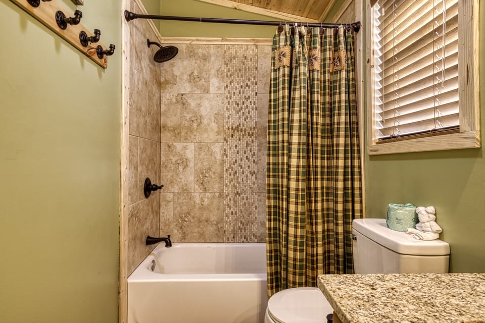 Vacation Rental in the Smoky Mountains "A Paws Place" - Bathroom with tub/shower combo